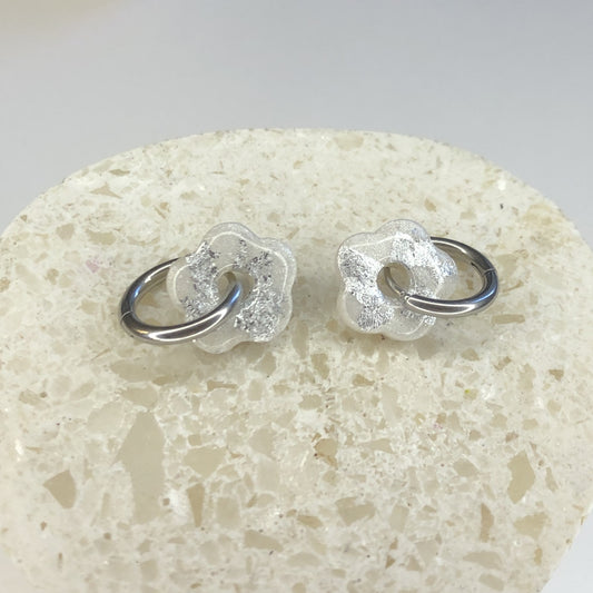 Boucles d'Oreilles Créoles Pampilles Small Fleurs - Blanc et Argent