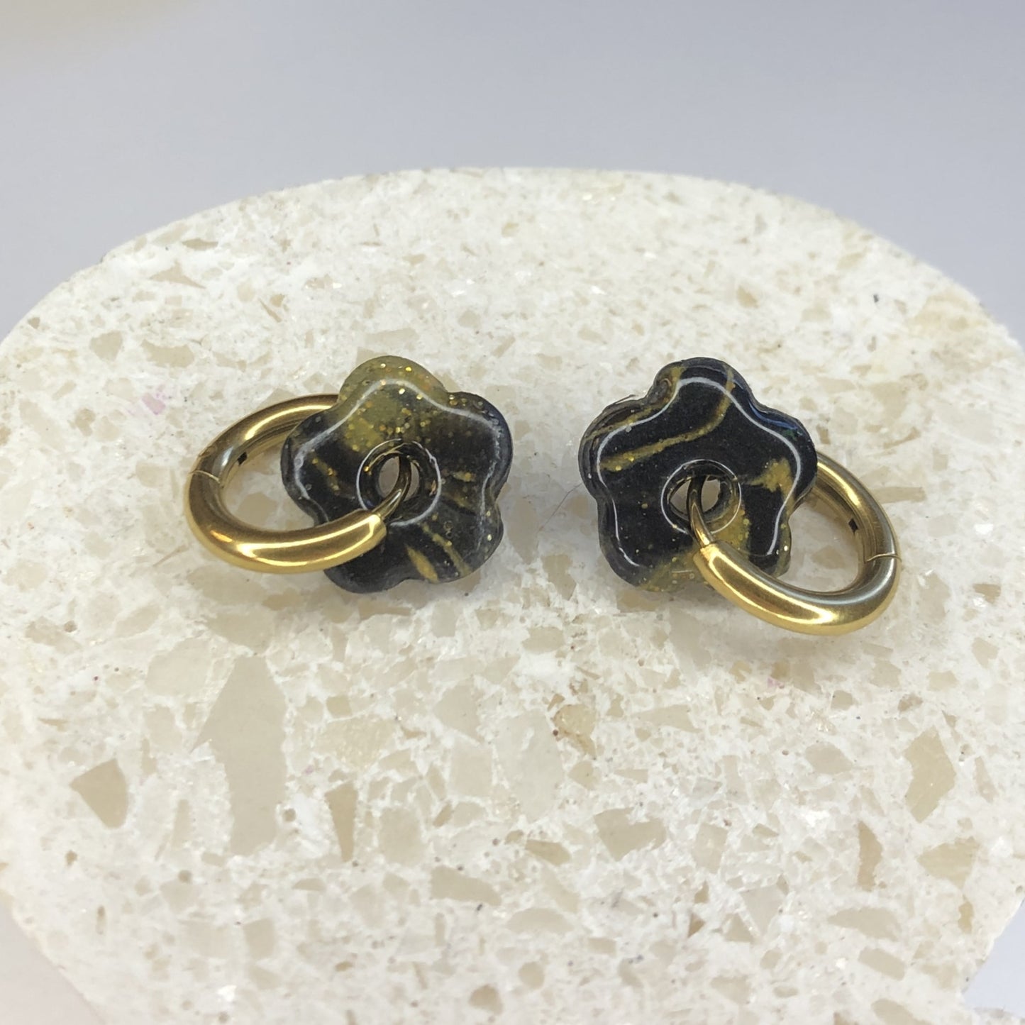 Boucles d'Oreilles Créoles Pampilles Small Fleurs - Noir et Jaune Or
