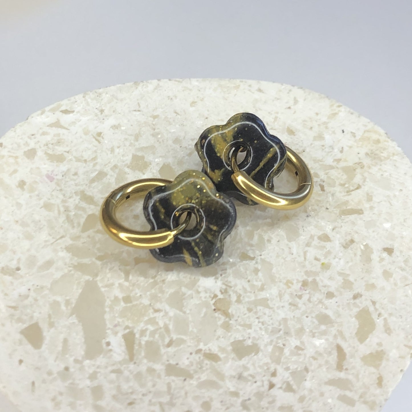 Boucles d'Oreilles Créoles Pampilles Small Fleurs - Noir et Jaune Or