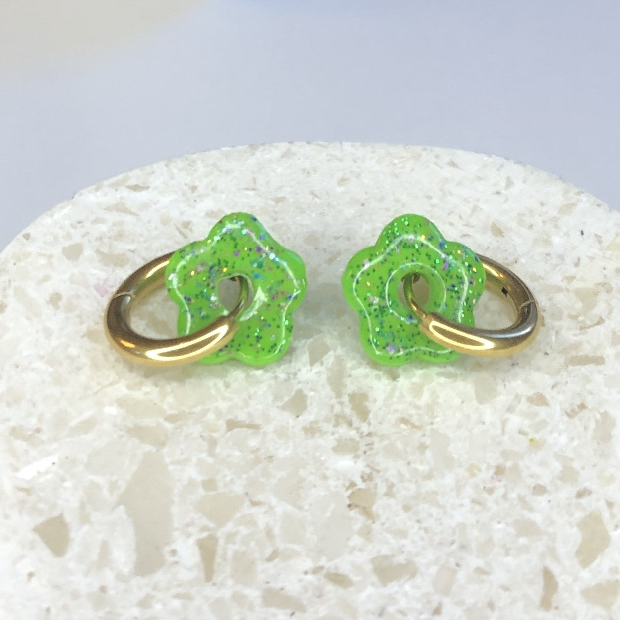 Boucles d'Oreilles Créoles Pampilles Small Fleurs - Vert Primevère Pailletées