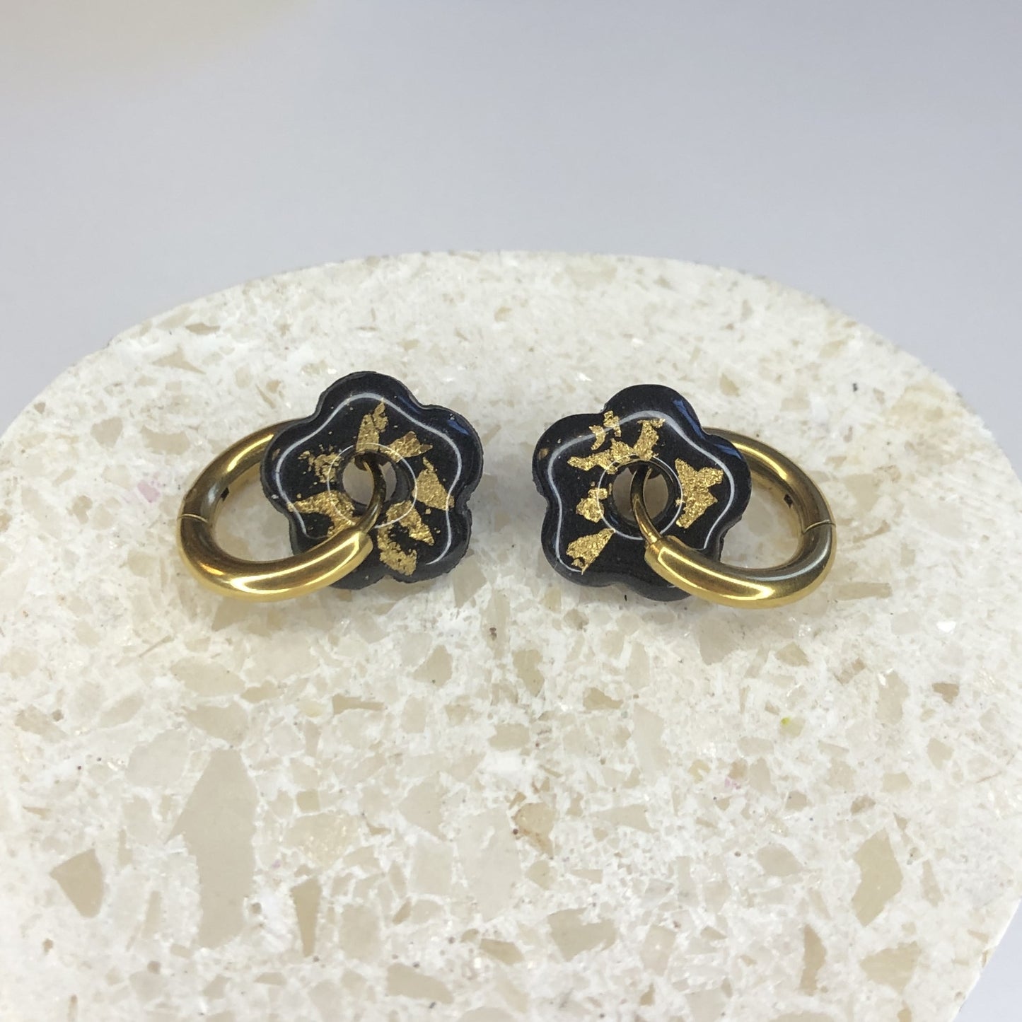 Boucles d'Oreilles Créoles Pampilles Small Fleurs - Noir et Or