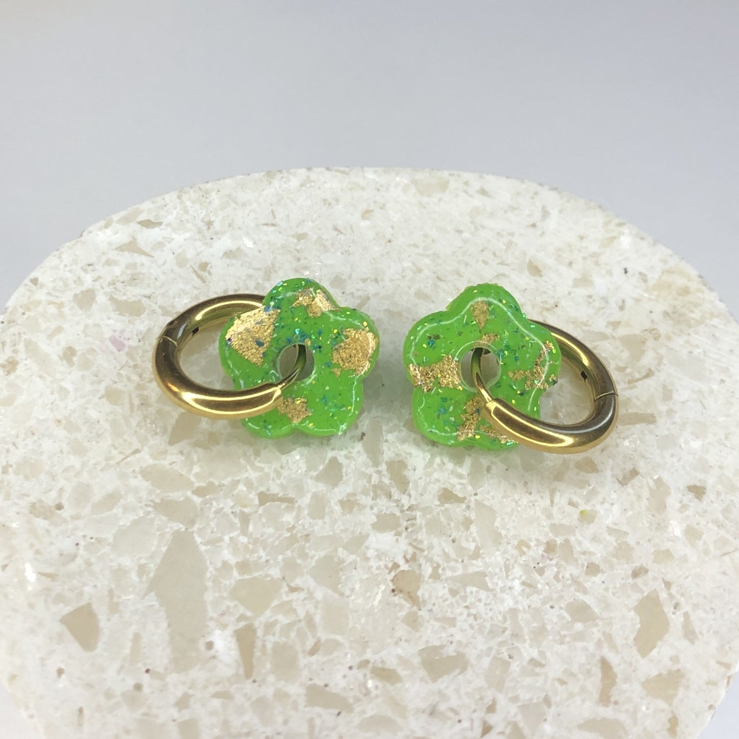 Boucles d'Oreilles Créoles Pampilles Small Fleurs - Vert Pomme, Paillettes et Or
