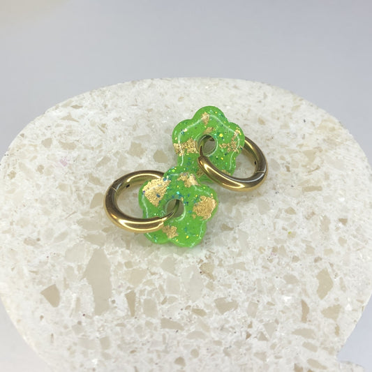 Boucles d'Oreilles Créoles Pampilles Small Fleurs - Vert Pomme, Paillettes et Or