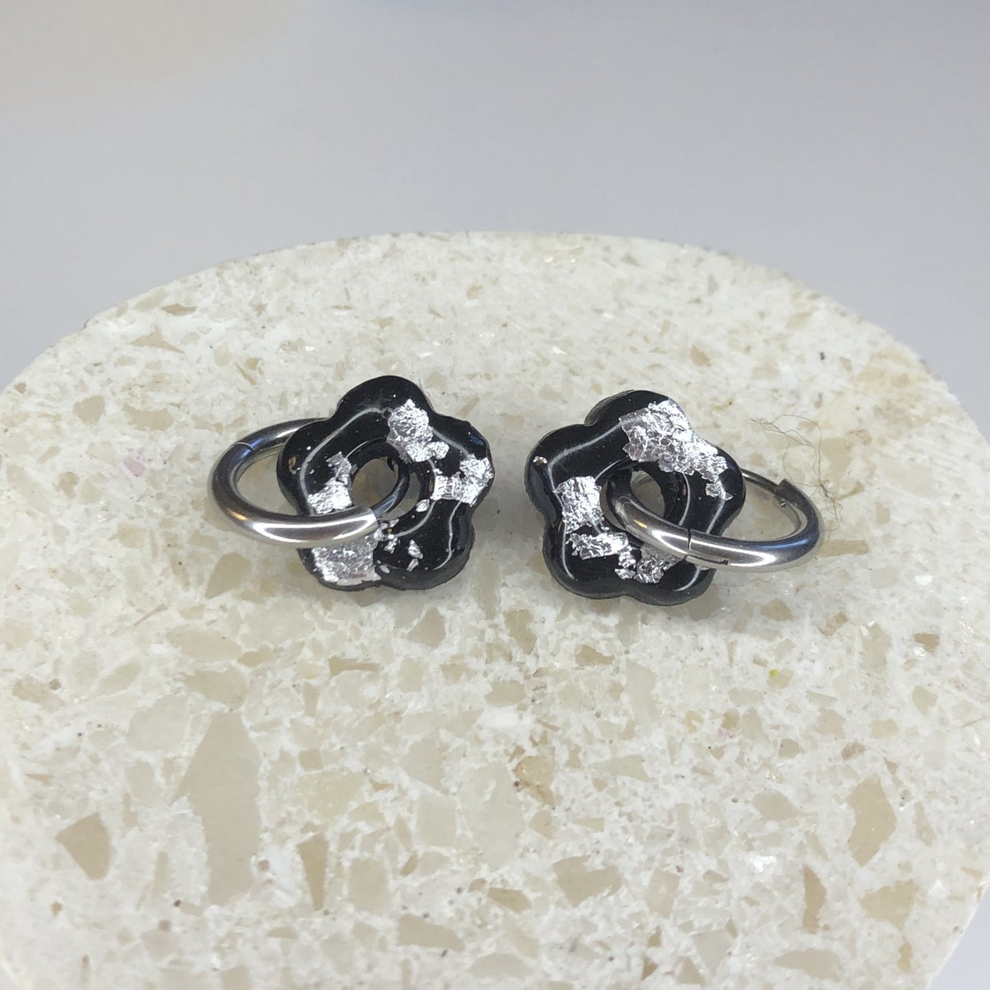 Boucles d'Oreilles Créoles Pampilles Small Fleurs - Noir et Argent