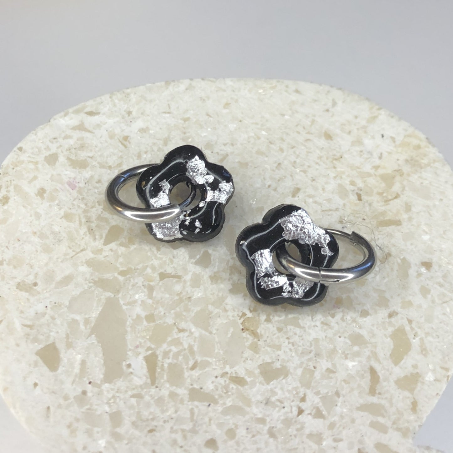 Boucles d'Oreilles Créoles Pampilles Small Fleurs - Noir et Argent