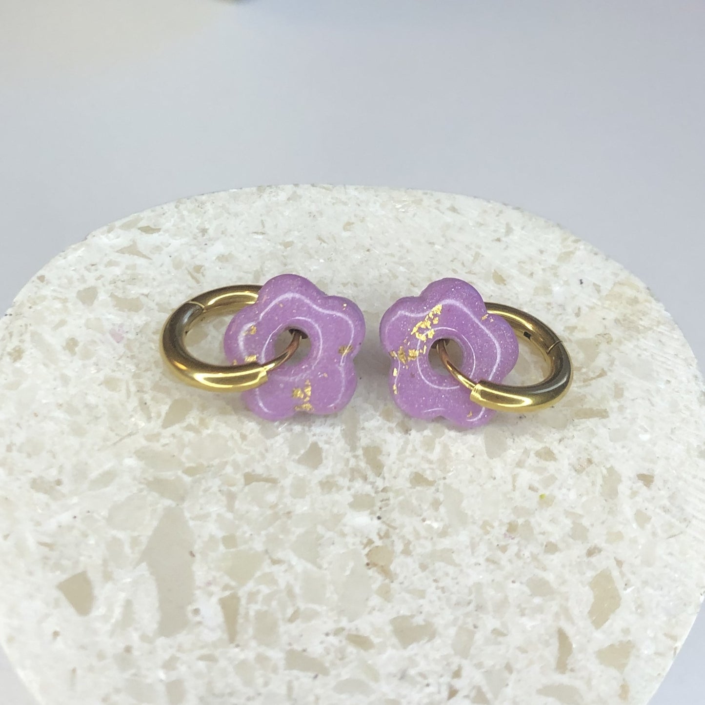 Boucles d'Oreilles Créoles Pampilles Small Fleurs - Violet Lilas et Or