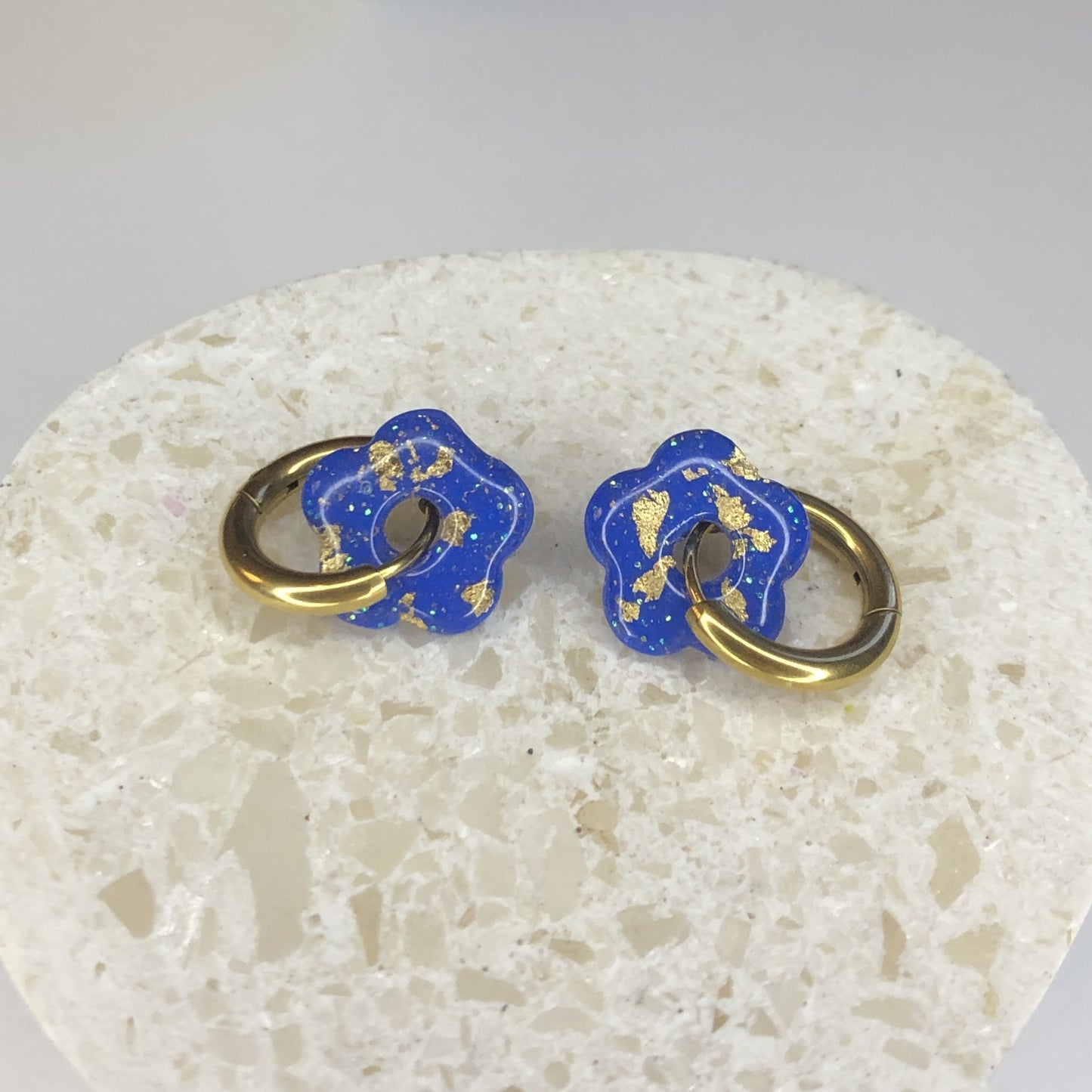 Boucles d'Oreilles Créoles Pampilles Small Fleurs - Bleu Pacifique, Or et Paillettes