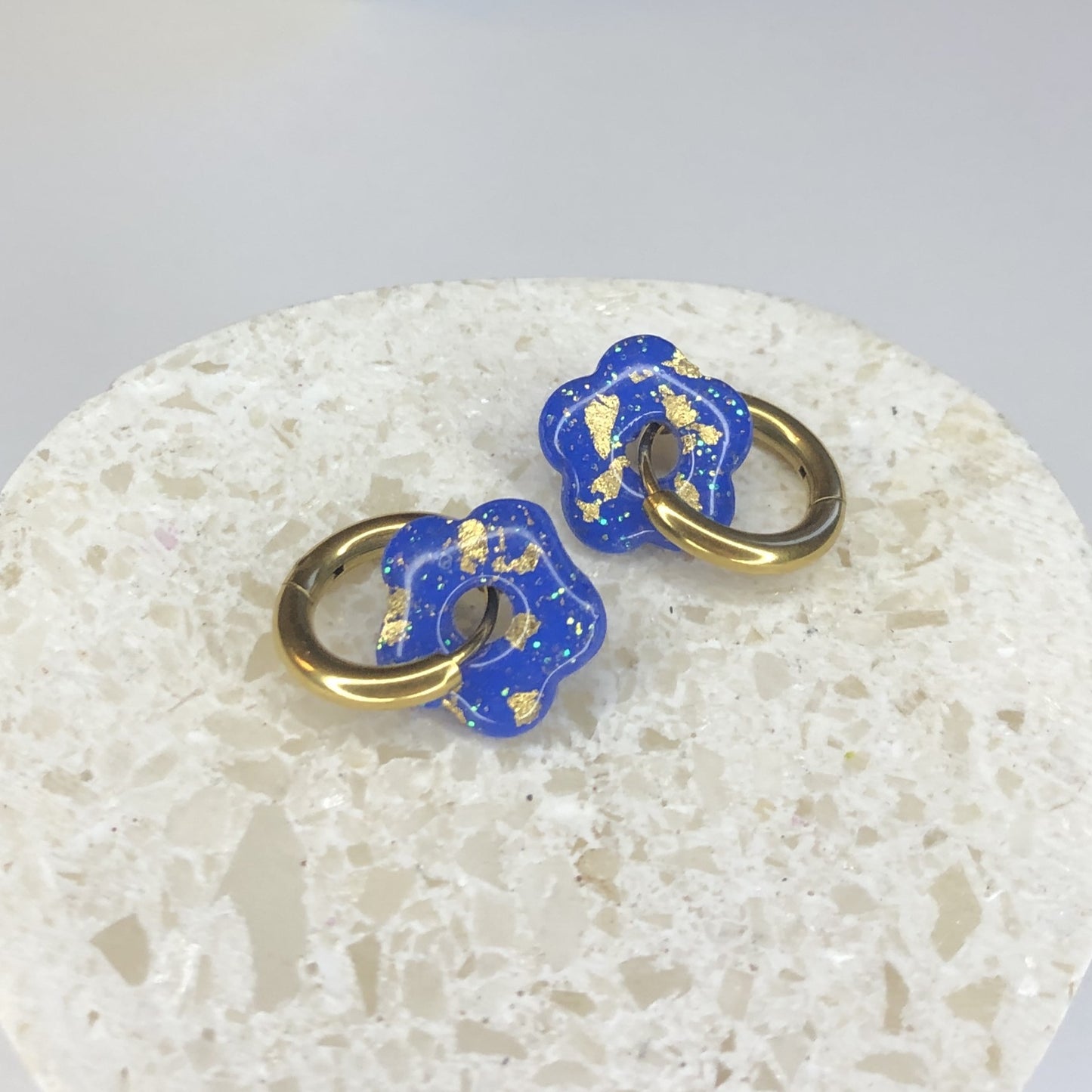 Boucles d'Oreilles Créoles Pampilles Small Fleurs - Bleu Pacifique, Or et Paillettes