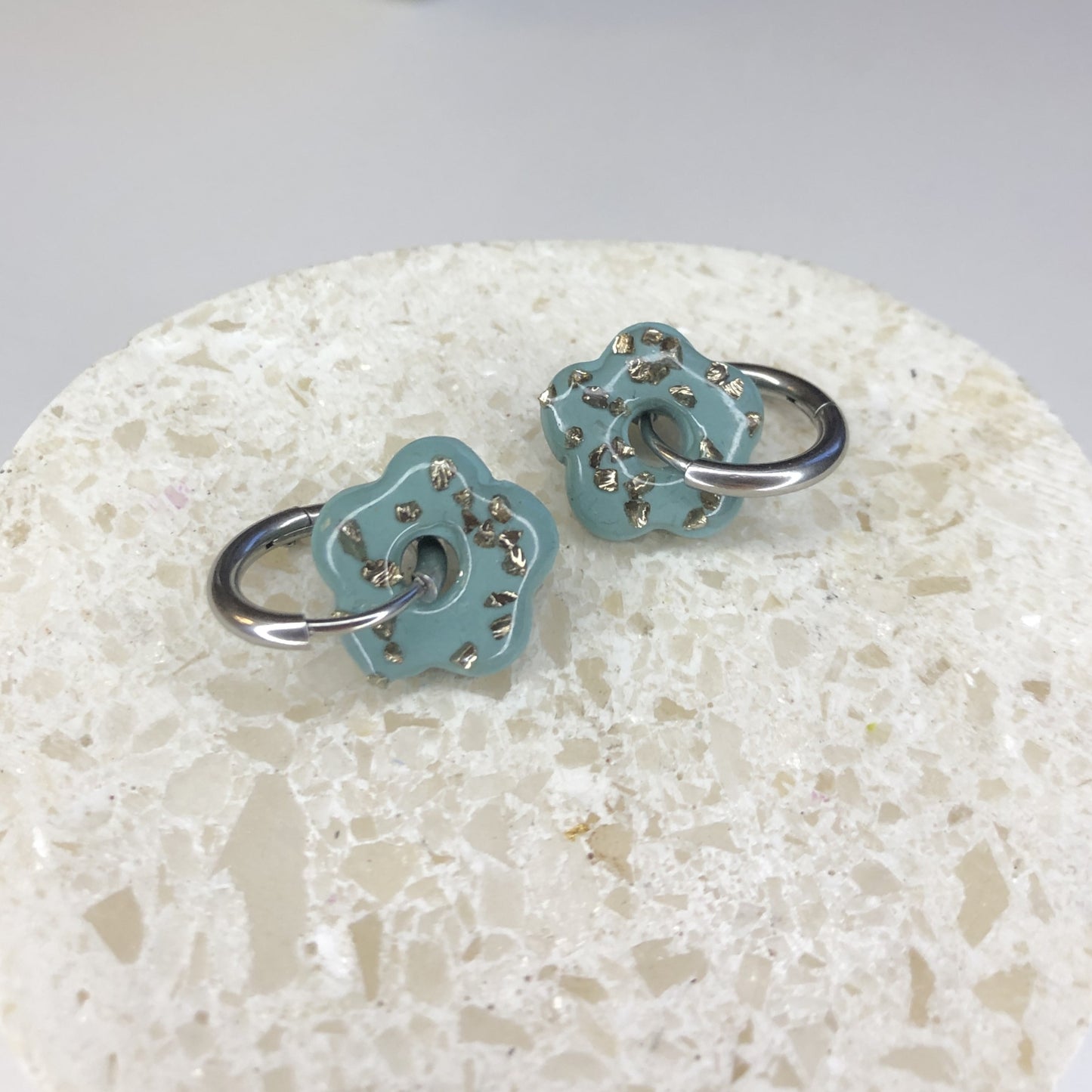 Boucles d'Oreilles Créoles Pampilles Small Fleurs - Bleu Mer du Nord et Cristaux
