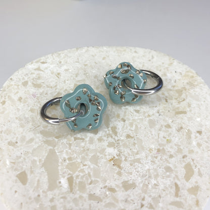 Boucles d'Oreilles Créoles Pampilles Small Fleurs - Bleu Mer du Nord et Cristaux
