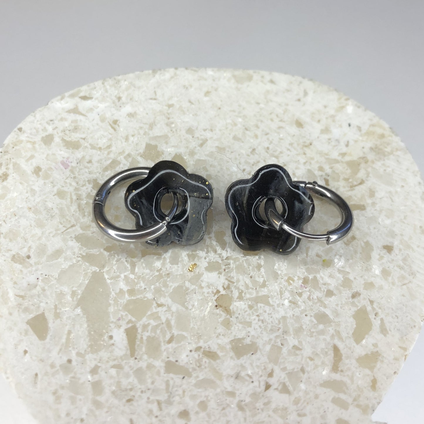 Boucles d'Oreilles Créoles Pampilles Small Fleurs - Noir Voilé