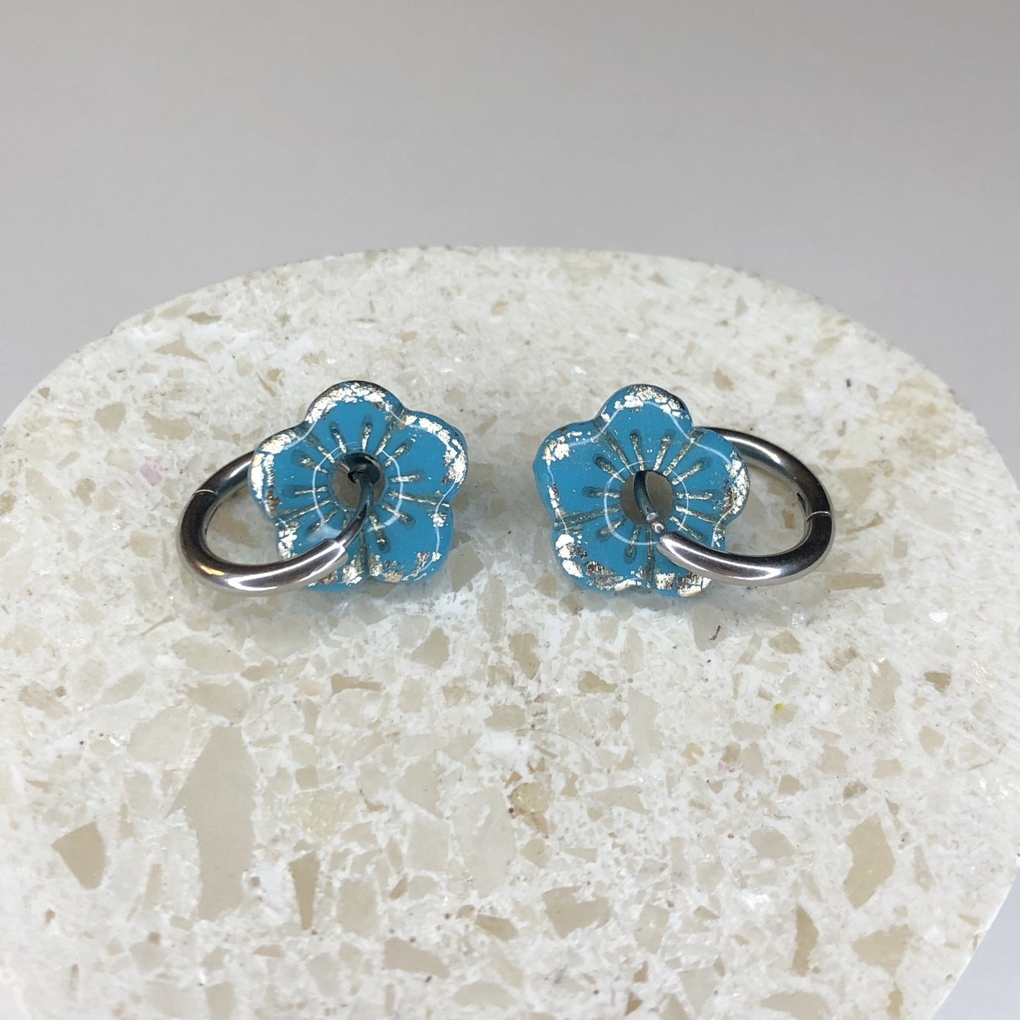 Boucles d'Oreilles Créoles Pampilles Small Fleurs - Bleu Menthe et Argent