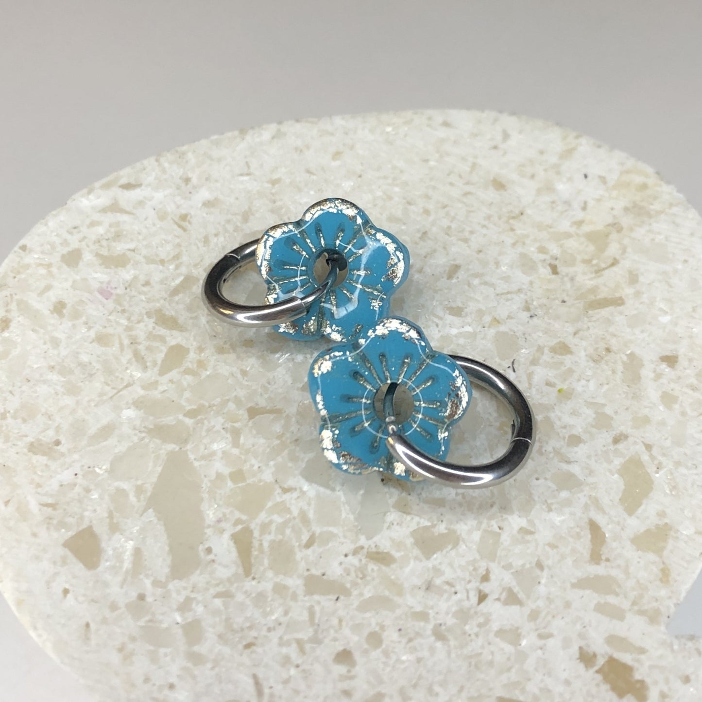 Boucles d'Oreilles Créoles Pampilles Small Fleurs - Bleu Menthe et Argent