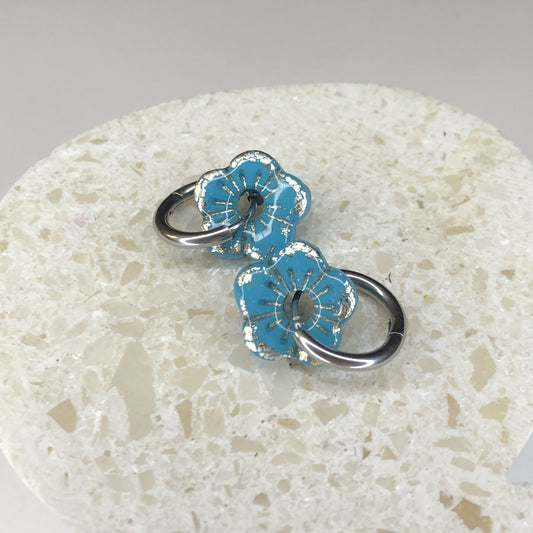 Boucles d'Oreilles Créoles Pampilles Small Fleurs - Bleu Menthe et Argent