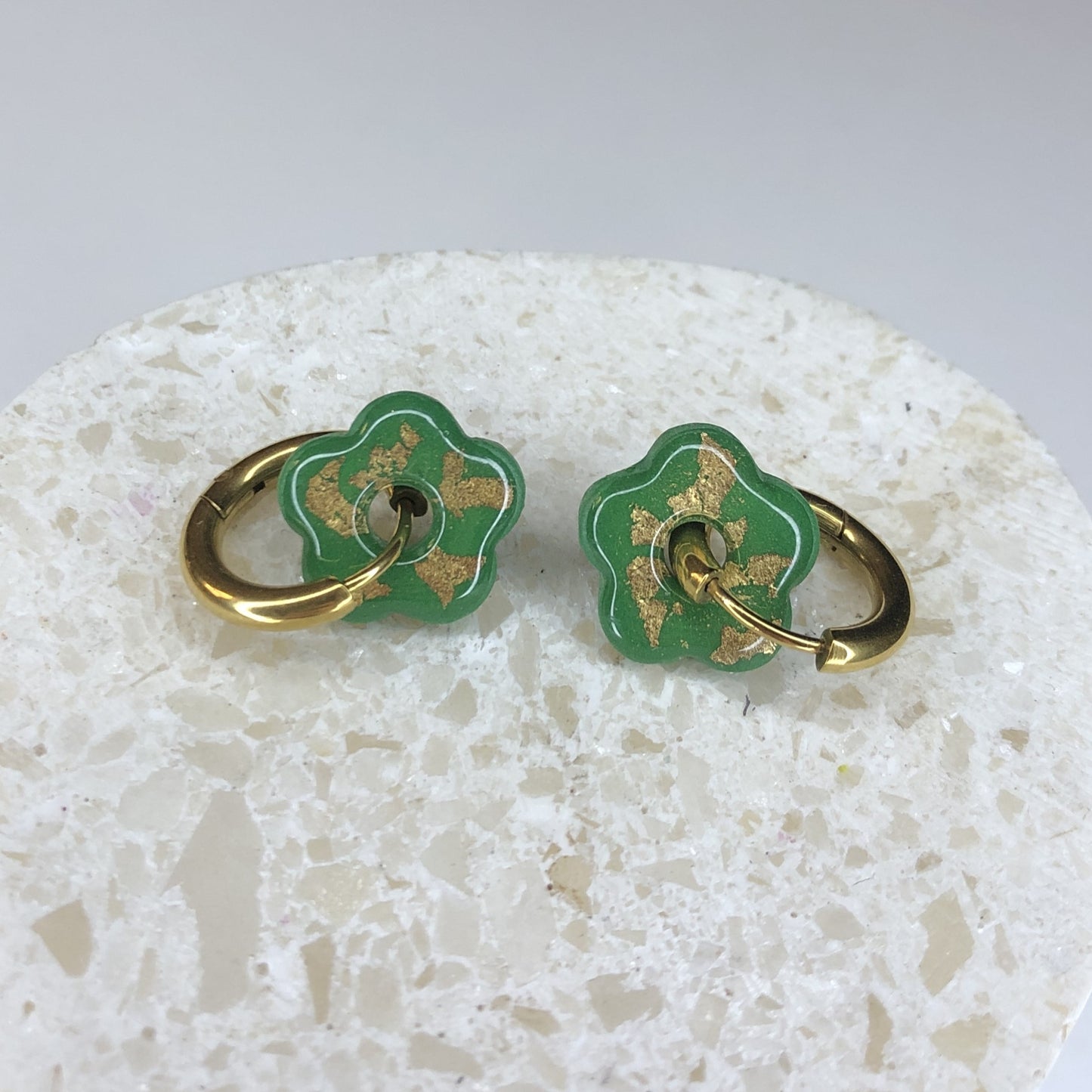 Boucles d'Oreilles Créoles Pampilles Small Fleurs - Vert Feuille et Or