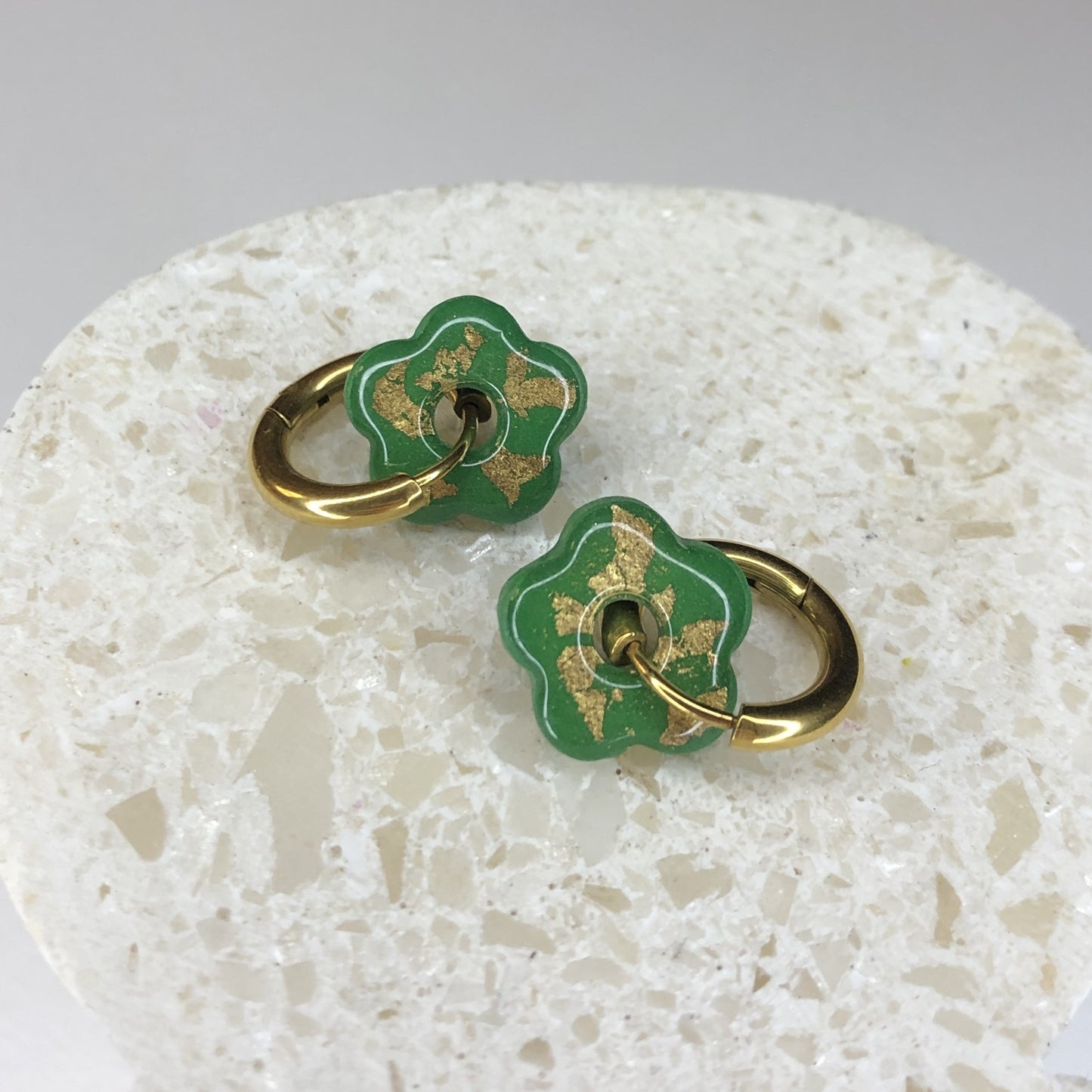 Boucles d'Oreilles Créoles Pampilles Small Fleurs - Vert Feuille et Or