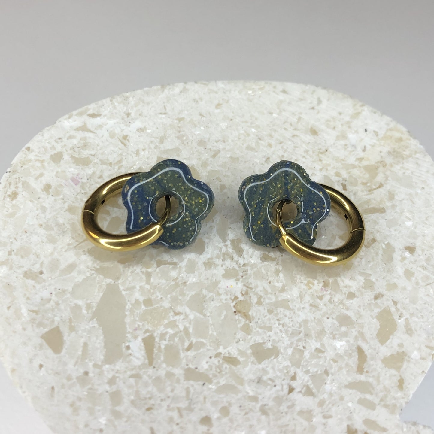 Boucles d'Oreilles Créoles Pampilles Small Fleurs - Bleu Nuit et Or