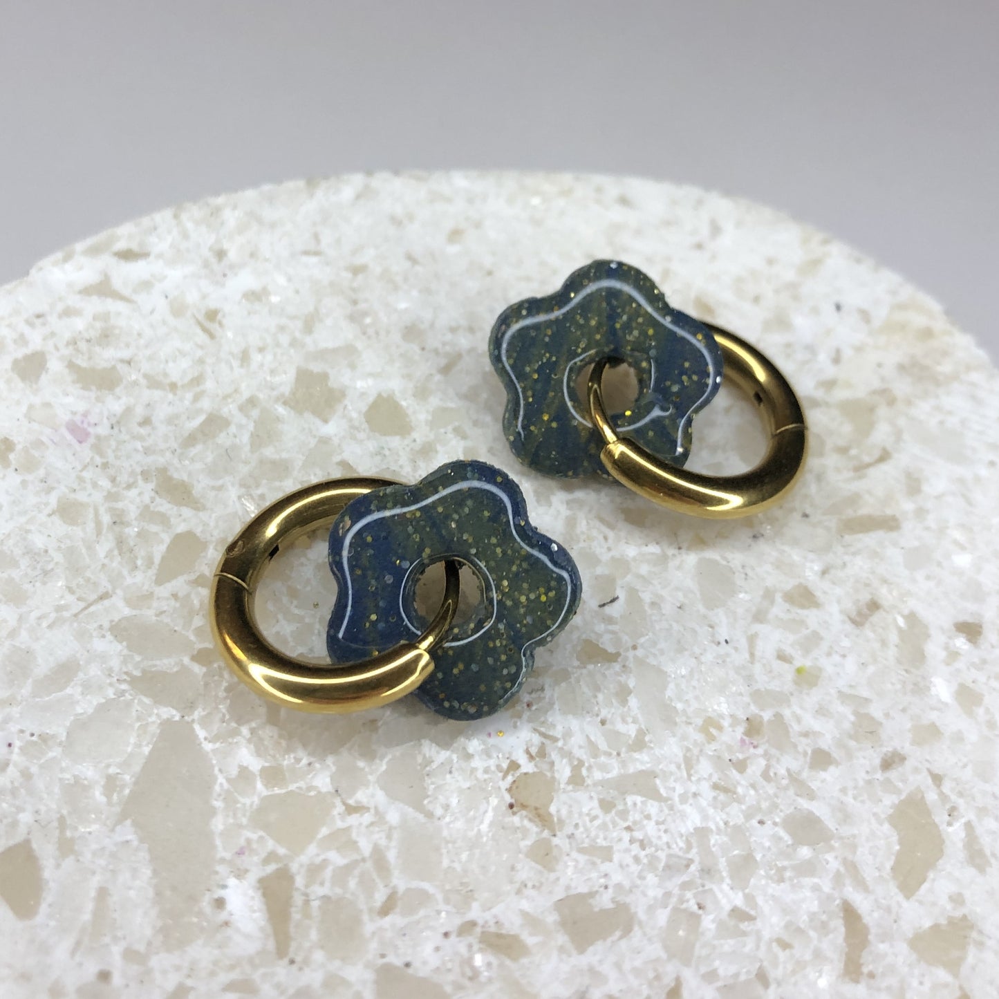 Boucles d'Oreilles Créoles Pampilles Small Fleurs - Bleu Nuit et Or