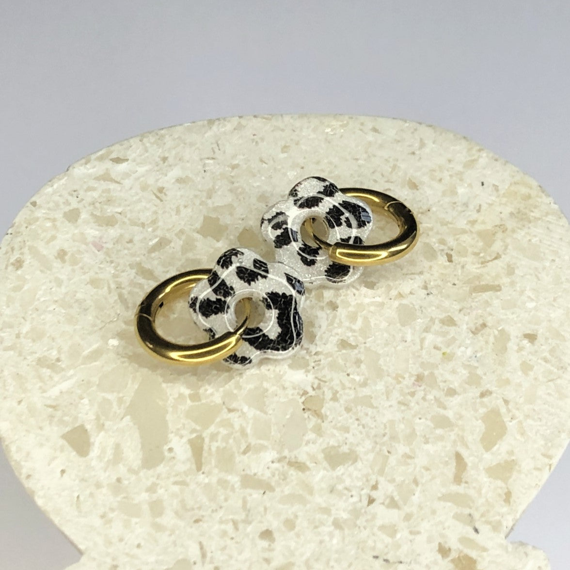 Boucles d'Oreilles Créoles Pampilles Small Fleurs - Léopard Blanc Nacré