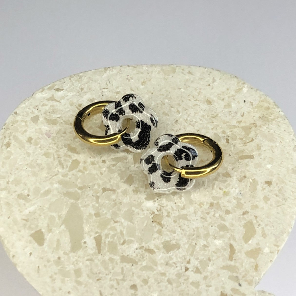 Boucles d'Oreilles Créoles Pampilles Small Fleurs - Léopard Blanc Nacré
