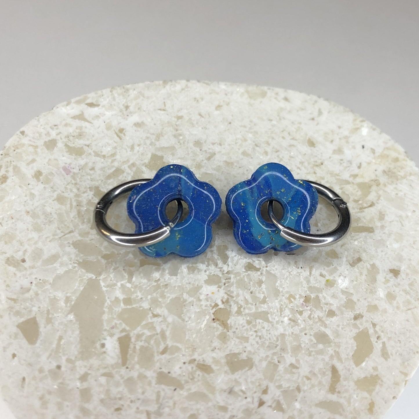 Boucles d'Oreilles Créoles Pampilles Petites Fleurs - Bleu Pacifique Voilé
