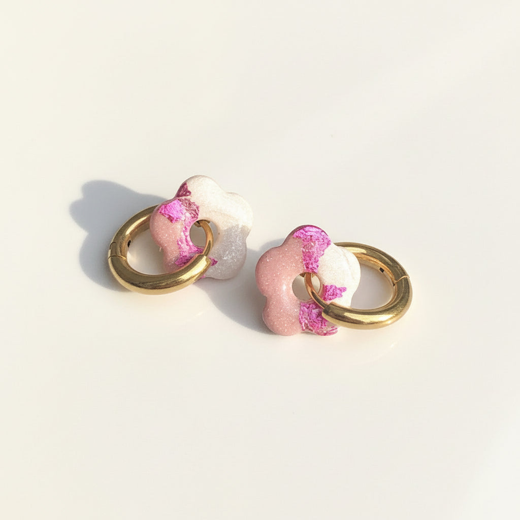 Boucles d'Oreilles Créoles Petites Pampilles Fleurs - Rose Chair et Blanc Nacré