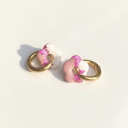 Boucles d'Oreilles Créoles Petites Pampilles Fleurs - Rose Chair et Blanc Nacré