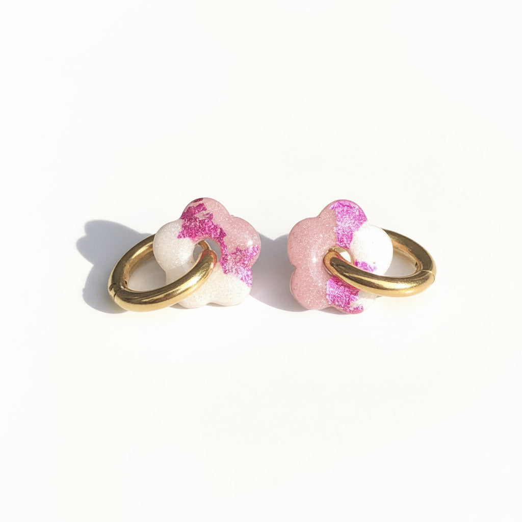 Boucles d'Oreilles Créoles Petites Pampilles Fleurs - Rose Chair et Blanc Nacré