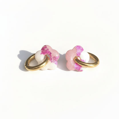 Boucles d'Oreilles Créoles Petites Pampilles Fleurs - Rose Chair et Blanc Nacré