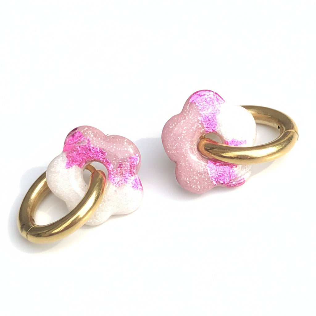 Boucles d'Oreilles Créoles Petites Pampilles Fleurs - Rose Chair et Blanc Nacré