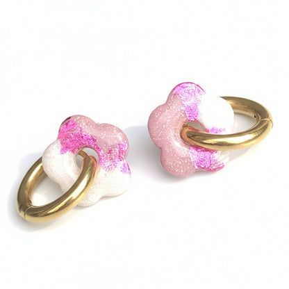 Boucles d'Oreilles Créoles Petites Pampilles Fleurs - Rose Chair et Blanc Nacré