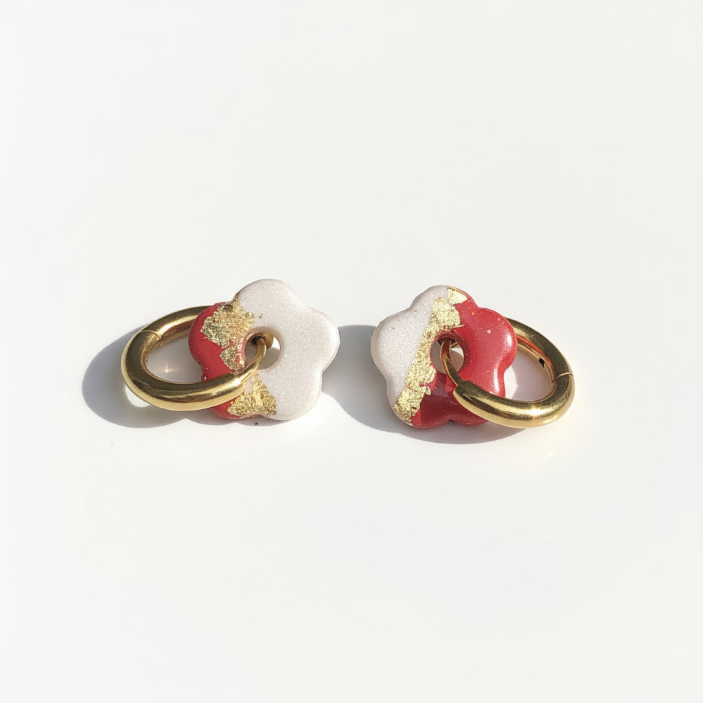 Boucles d'Oreilles Créoles Petites Pampilles Fleurs - Rouge Cerise et Blanc Nacré
