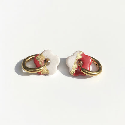 Boucles d'Oreilles Créoles Petites Pampilles Fleurs - Rouge Cerise et Blanc Nacré