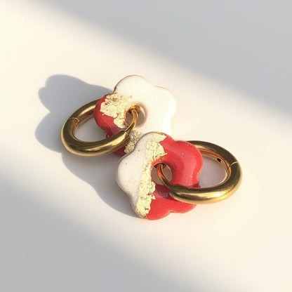 Boucles d'Oreilles Créoles Petites Pampilles Fleurs - Rouge Cerise et Blanc Nacré