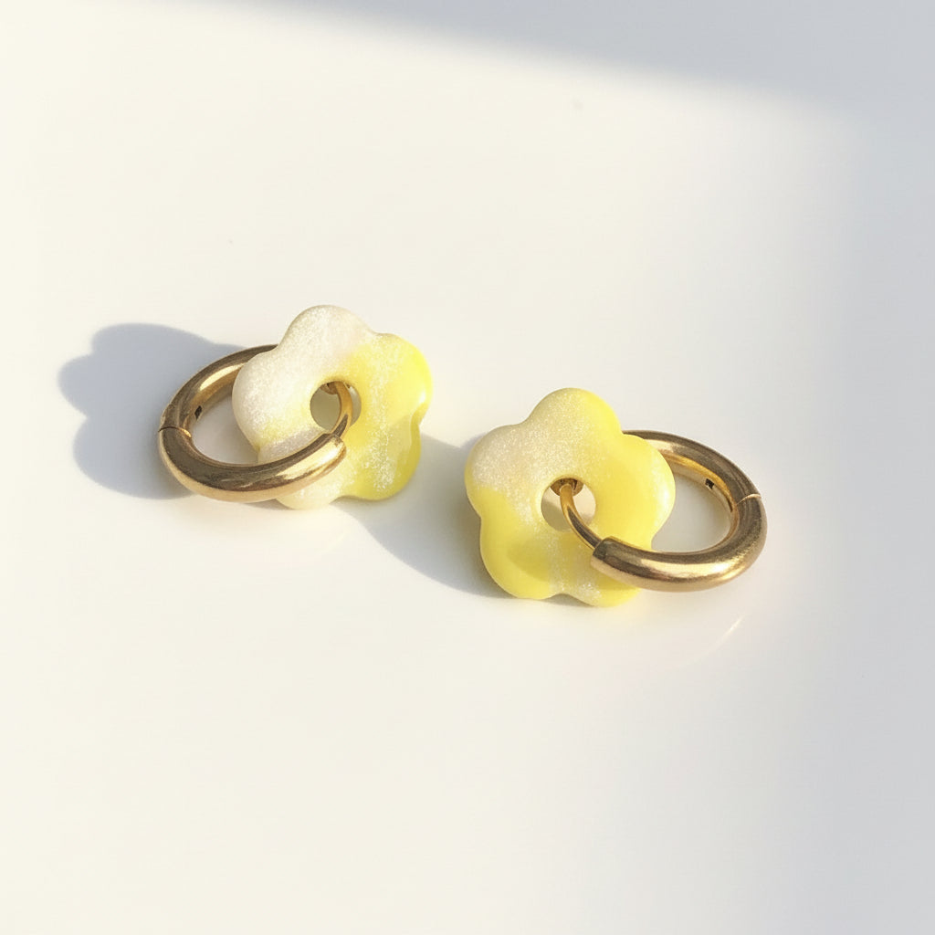 Boucles d'Oreilles Créoles Petites Pampilles Fleurs - Jaune Primevère