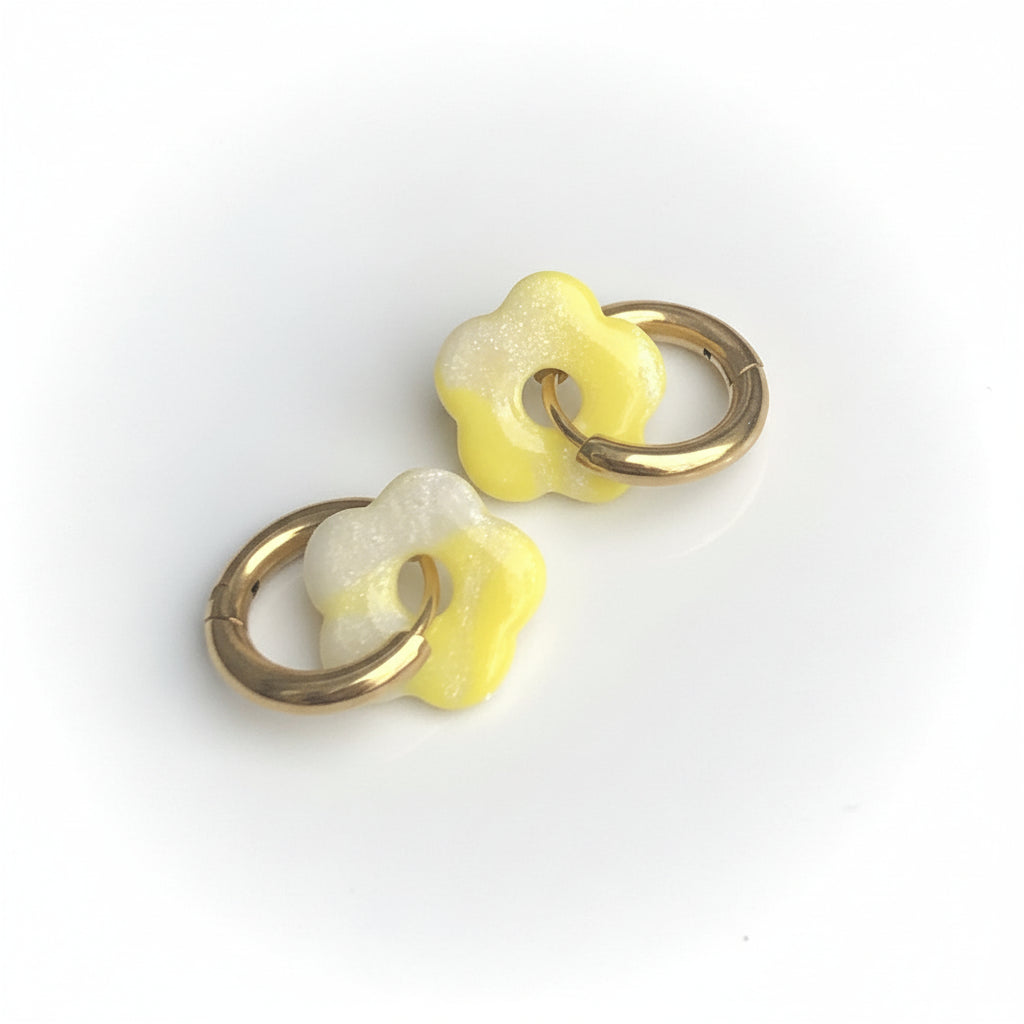 Boucles d'Oreilles Créoles Petites Pampilles Fleurs - Jaune Primevère
