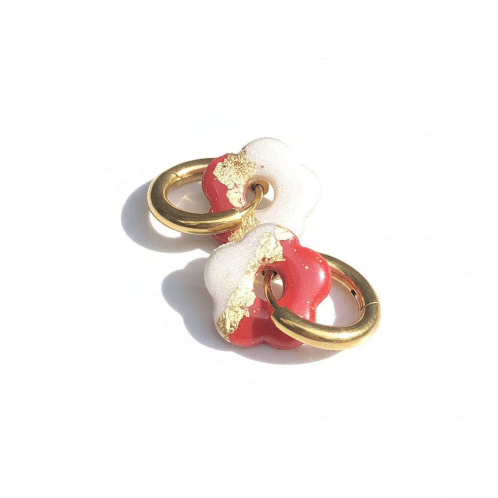Boucles d'Oreilles Créoles Petites Pampilles Fleurs - Rouge Cerise et Blanc Nacré
