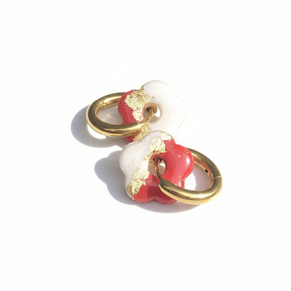 Boucles d'Oreilles Créoles Petites Pampilles Fleurs - Rouge Cerise et Blanc Nacré