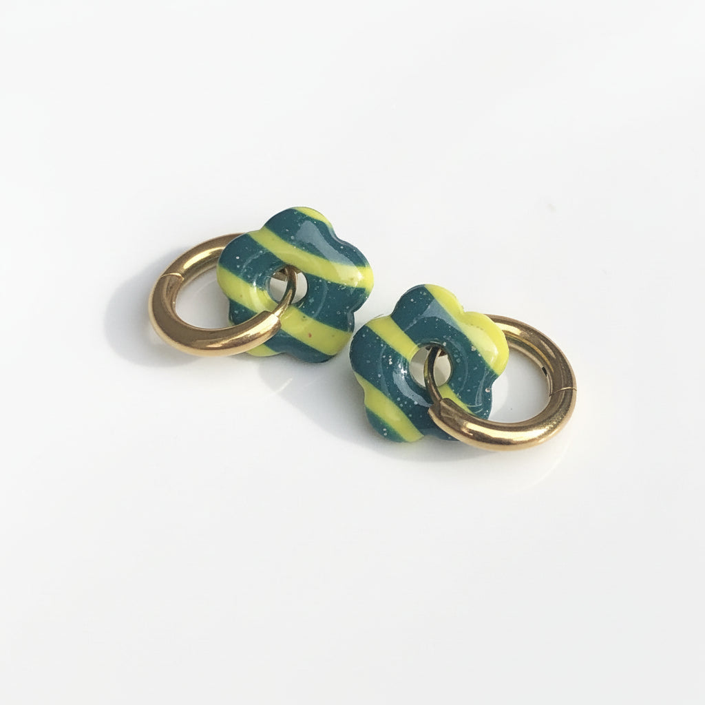 Boucles d'Oreilles Créoles Petites Pampilles Fleurs - Vert Bouteille et Jaune Citron Rayé