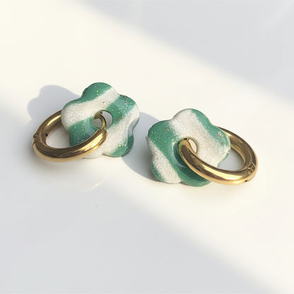 Boucles d'Oreilles Créoles Petites Pampilles Fleurs - Vert Sapin et Blanc Nacré Rayé