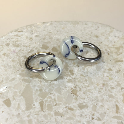 Boucles d'Oreilles Créoles Pampilles Extra Small Rondes - Marbré Blanc Fluorescent et Bleu Marine