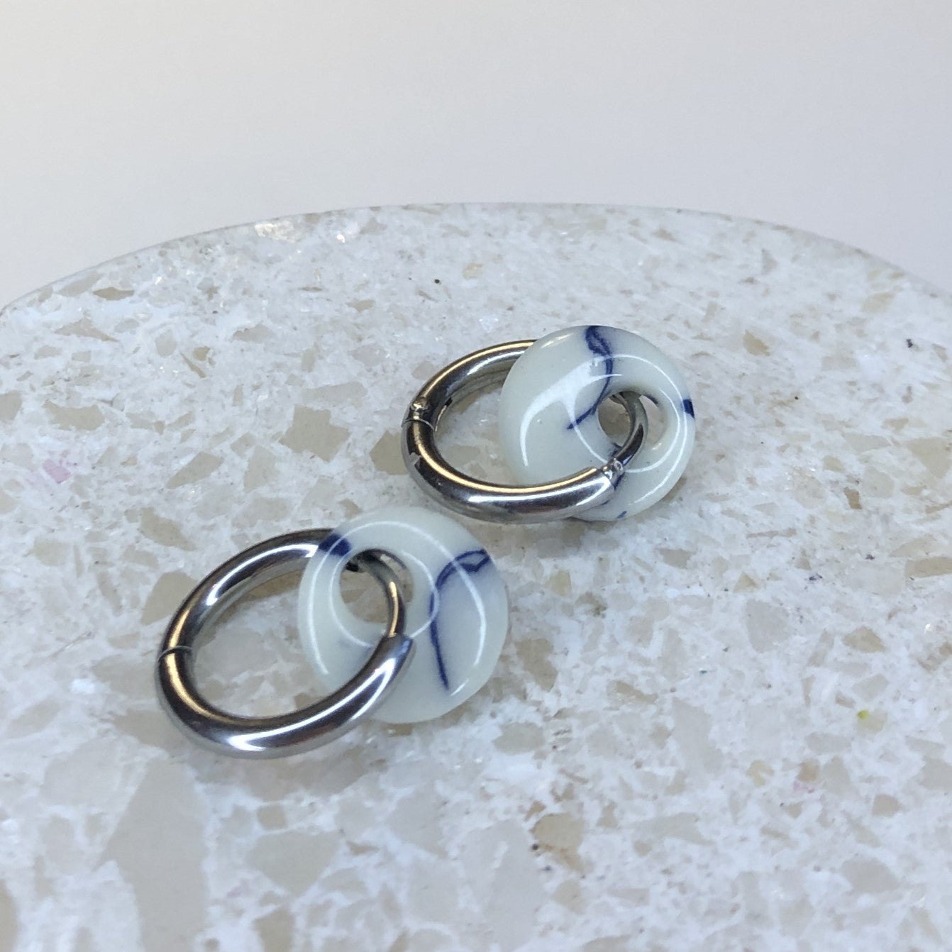 Boucles d'Oreilles Créoles Pampilles Extra Small Rondes - Marbré Blanc Fluorescent et Bleu Marine