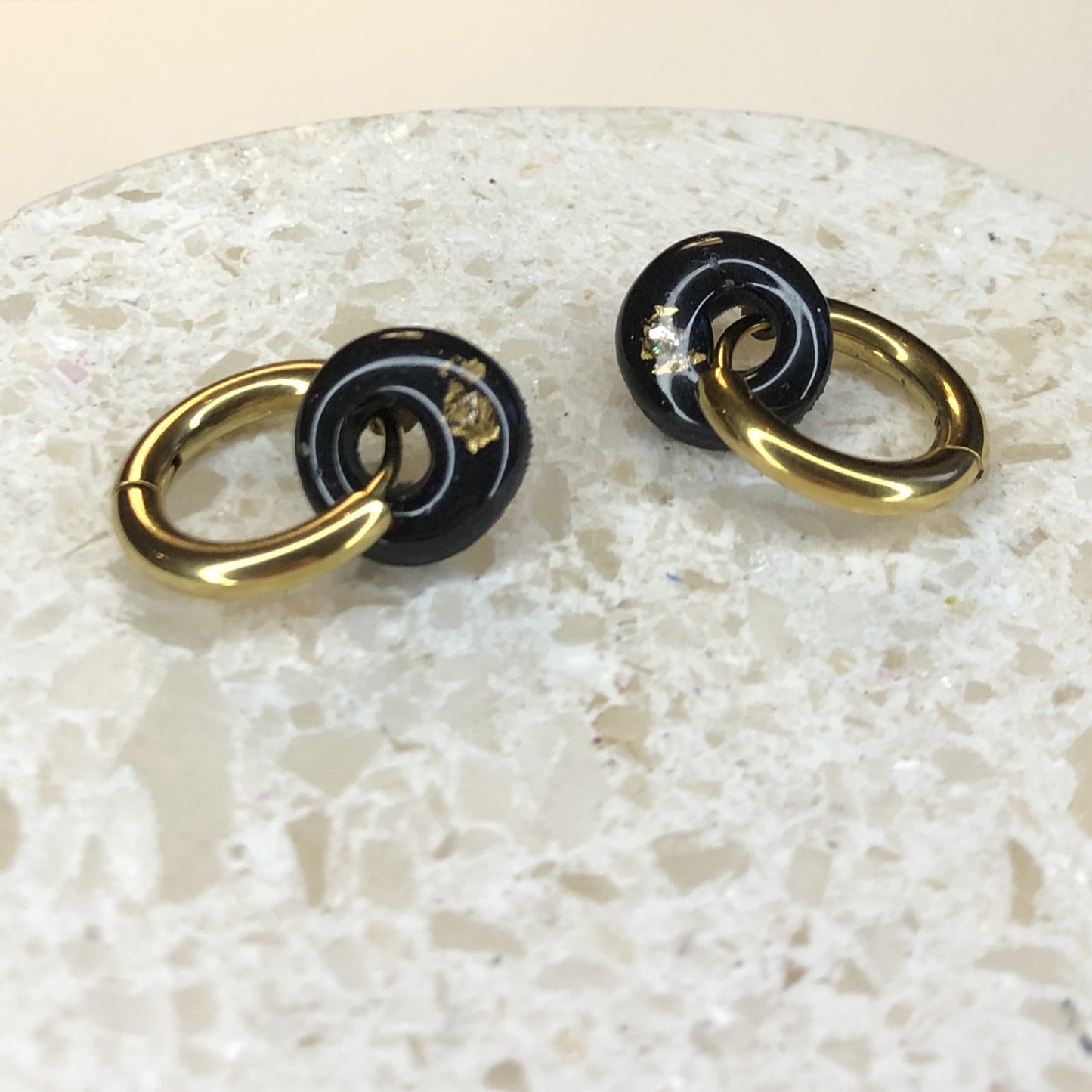 Boucles d'Oreilles Créoles Pampilles Extra Small Rondes - Noir, Or et Cristaux