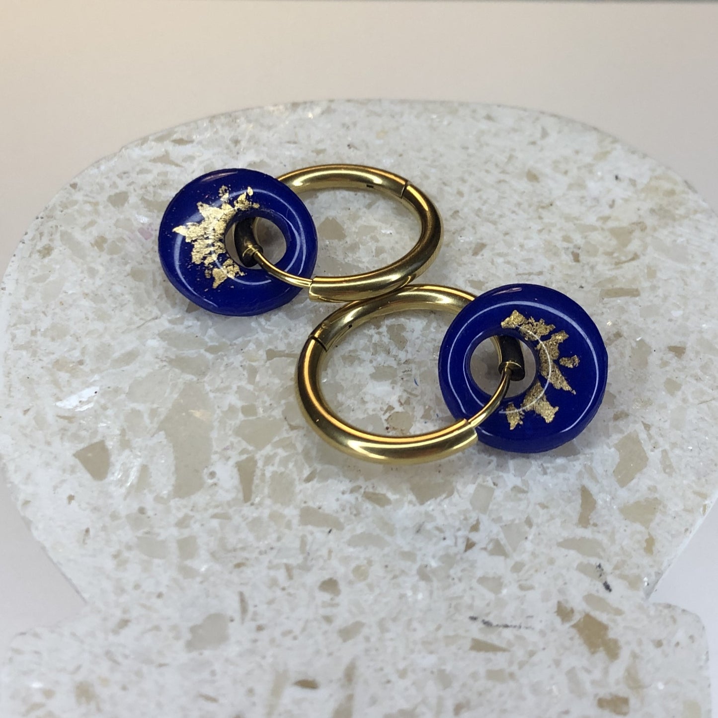 Boucles d'Oreilles Créoles Pampilles Small Rondes - Bleu Ultra Marin et Or